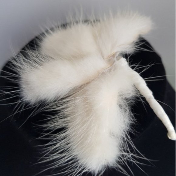 Vintage white fur brooch - Picture 2 of 3